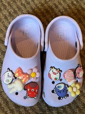 💜CROCS Classic Light Purple with charms. Little kids size 10. EUC!💜